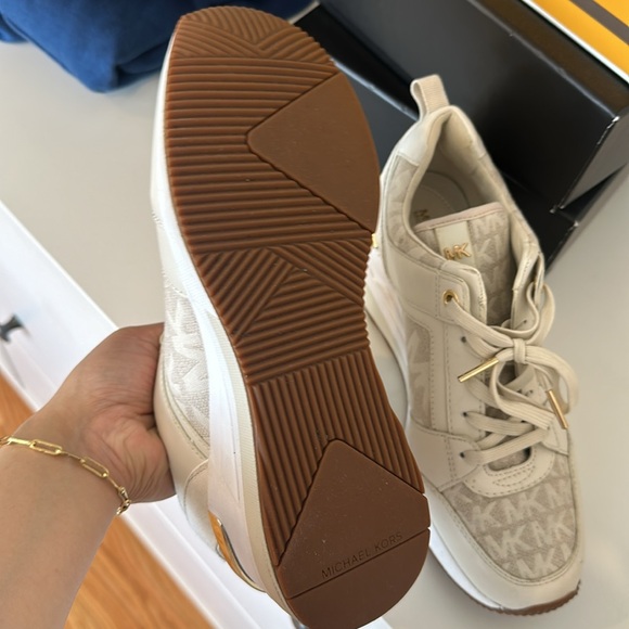 Like new mk women sneaker - Picture 3 of 4